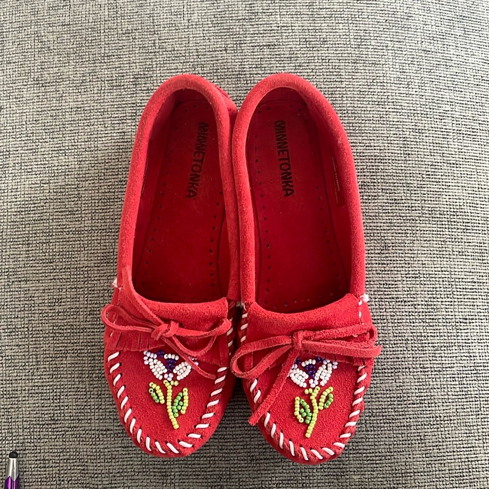 MINNETONKA WOMENS MOCCASIN RED SIZE 8